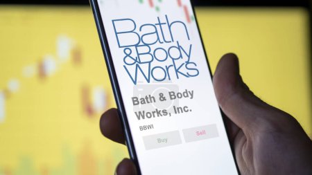 Téléchargez les photos : 04 avril 2024. Le logo de Bath n Body Works, Inc. sur l'écran d'un échange. Bath & Body Works, Inc stocks de prix, $BBWI sur un appareil. - en image libre de droit