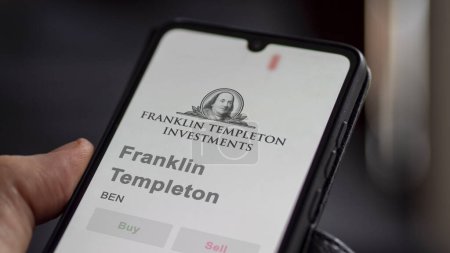 Téléchargez les photos : 04 avril 2024. Le logo de Franklin Templeton sur l'écran d'un échange. Franklin Templeton actions de prix, $BEN sur un appareil. - en image libre de droit