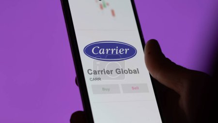 Téléchargez les photos : 04 avril 2024. Le logo de Carrier Global sur l'écran d'un échange. Carrier Stocks de prix mondiaux, $CARR sur un appareil. - en image libre de droit