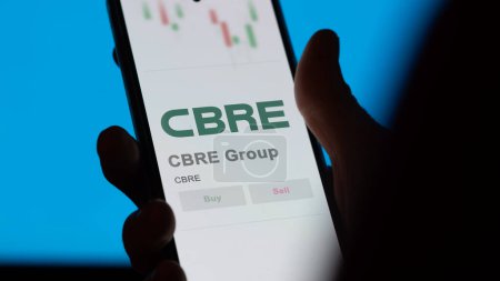 Foto de 04 de abril 2024. El logotipo del Grupo CBRE en la pantalla de un intercambio. CBRE Reservas de precios de grupo, $CBRE en un dispositivo. - Imagen libre de derechos