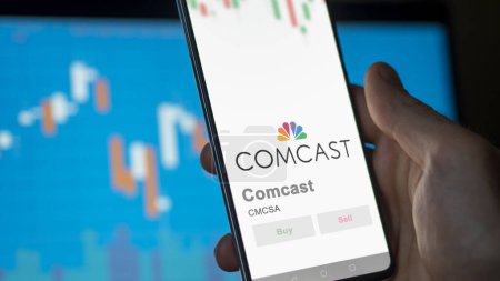 Téléchargez les photos : 04 avril 2024. Le logo de Comcast sur l'écran d'un échange. Stocks de prix comcast, $CMCSA sur un appareil. - en image libre de droit