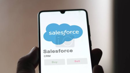Téléchargez les photos : 04 avril 2024. Le logo de Salesforce sur l'écran d'un échange. Stock de prix Salesforce, $CRM sur un appareil. - en image libre de droit