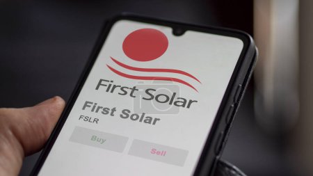 Téléchargez les photos : 04 avril 2024. Le logo de First Solar sur l'écran d'un échange. Premières actions de prix solaire, $FSLR sur un appareil. - en image libre de droit