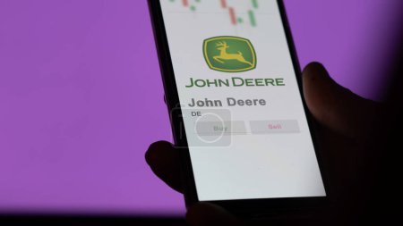 Téléchargez les photos : 04 avril 2024. Le logo de John Deere sur l'écran d'un échange. Stocks de prix John Deere, $DE sur un appareil. - en image libre de droit