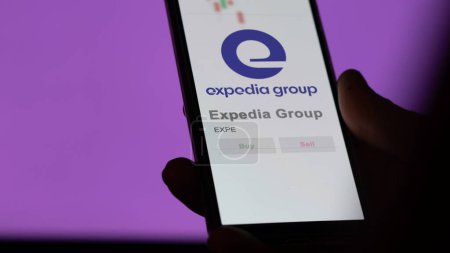 Téléchargez les photos : 04 avril 2024. Le logo d'Expedia Group sur l'écran d'un échange. Stock de prix du groupe Expedia, $EXPE sur un appareil. - en image libre de droit