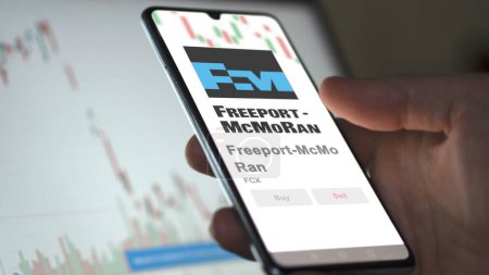 Téléchargez les photos : 04 avril 2024. Le logo de Freeport-McMoRan sur l'écran d'un échange. Freeport-McMoRan stocks de prix, $FCX sur un appareil. - en image libre de droit