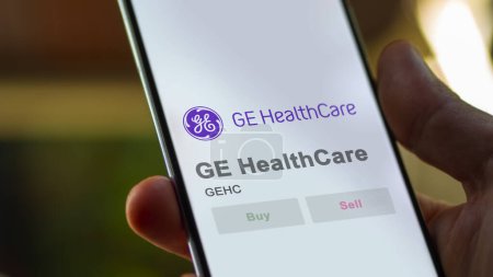 Téléchargez les photos : 04 avril 2024. Le logo de GE HealthCare sur l'écran d'un échange. Stocks de prix GE HealthCare, $GEHC sur un appareil. - en image libre de droit