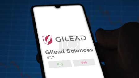 Téléchargez les photos : 04 avril 2024. Le logo de Gilead Sciences sur l'écran d'un échange. Gilead Sciences actions de prix, $GILD sur un appareil. - en image libre de droit