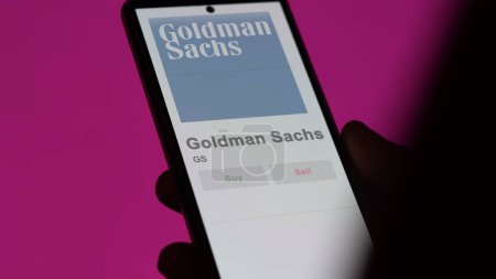 Téléchargez les photos : 04 avril 2024. Le logo de Goldman Sachs sur l'écran d'un échange. Goldman Sachs actions de prix, $GS sur un appareil. - en image libre de droit