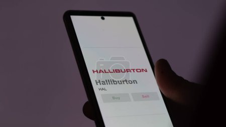 Téléchargez les photos : 04 avril 2024. Le logo de Halliburton sur l'écran d'un échange. Halliburton actions de prix, $HAL sur un appareil. - en image libre de droit