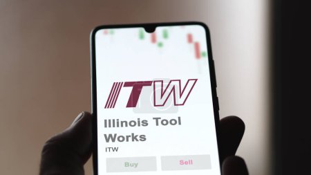 Téléchargez les photos : 04 avril 2024. Le logo de Illinois Tool Works sur l'écran d'un échange. Illinois Tool Works stocks de prix, $ITW sur un appareil. - en image libre de droit