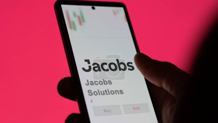 Téléchargez les photos : 04 avril 2024. Le logo de Jacobs Solutions sur l'écran d'un échange. Jacobs Solutions stocks de prix, $J sur un appareil. - en image libre de droit