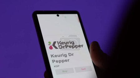 Foto de 04 de abril 2024. El logo de Keurig Dr Pepper en la pantalla de un intercambio. Keurig Dr acciones de precios de pimienta, $KDP en un dispositivo. - Imagen libre de derechos