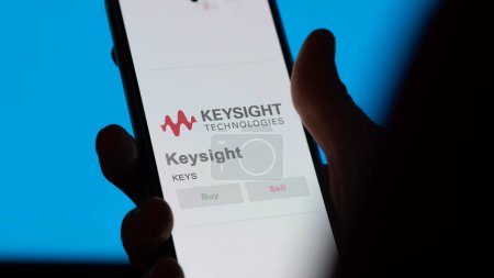 Foto de 04 de abril 2024. El logotipo de Keysight en la pantalla de un intercambio. Acciones de precios de Keysight, $KEYS en un dispositivo. - Imagen libre de derechos