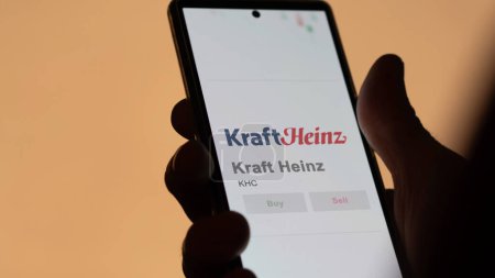 Foto de 04 de abril 2024. El logotipo de Kraft Heinz en la pantalla de un intercambio. acciones de precios de Kraft Heinz, $KHC en un dispositivo. - Imagen libre de derechos