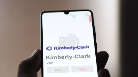 Téléchargez les photos : 04 avril 2024. Le logo de Kimberly-Clark sur l'écran d'un échange. Prix des actions Kimberly-Clark, $KMB sur un appareil. - en image libre de droit