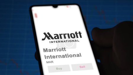 Téléchargez les photos : 04 avril 2024. Le logo de Marriott International sur l'écran d'un échange. Marriott International actions de prix, $MAR sur un appareil. - en image libre de droit