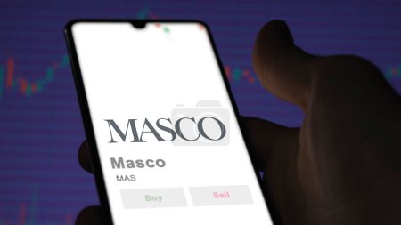 Téléchargez les photos : 04 avril 2024. Le logo de Masco sur l'écran d'un échange. Stock de prix Masco, $MAS sur un appareil. - en image libre de droit
