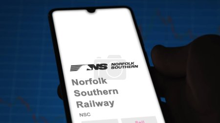 Téléchargez les photos : 04 avril 2024. Le logo du Norfolk Southern Railway sur l'écran d'un échange. Norfolk Southern Railway actions de prix, $NSC sur un appareil. - en image libre de droit