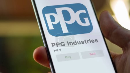 Téléchargez les photos : 04 avril 2024. Le logo de PPG Industries sur l'écran d'un échange. PPG Industries stocks de prix, $PPG sur un appareil. - en image libre de droit
