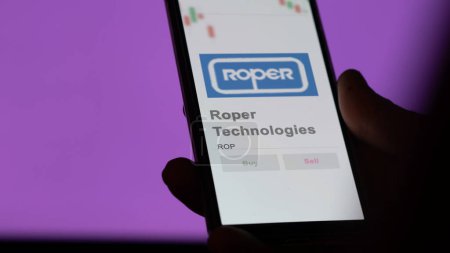 Foto de 04 de abril 2024. El logotipo de Roper Technologies en la pantalla de un intercambio. Roper Technologies precio acciones, $ROP en un dispositivo. - Imagen libre de derechos