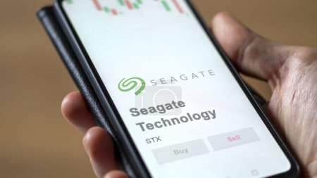 Foto de 04 de abril 2024. El logotipo de Seagate Technology en la pantalla de un intercambio. Reservas de precios de Seagate Technology, $STX en un dispositivo. - Imagen libre de derechos