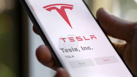 Téléchargez les photos : 04 avril 2024. Le logo de Tesla, Inc. sur l'écran d'un échange. Tesla, Inc actions de prix, $TSLA sur un appareil. - en image libre de droit
