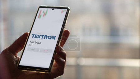 Foto de 04 de abril 2024. El logotipo de Textron en la pantalla de un intercambio. Acciones de precio de Textron, $TXT en un dispositivo. - Imagen libre de derechos