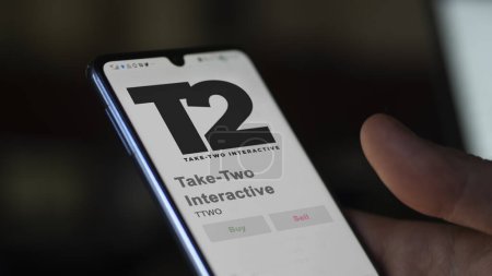 Téléchargez les photos : 04 avril 2024. Le logo de Take-Two Interactive sur l'écran d'un échange. Take-Two Stocks de prix interactifs, DEUX $sur un appareil. - en image libre de droit