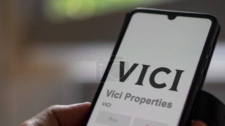 Téléchargez les photos : 04 avril 2024. Le logo de Vici Properties sur l'écran d'un échange. Vici Properties actions de prix, $VICI sur un appareil. - en image libre de droit