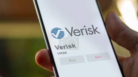 Téléchargez les photos : 04 avril 2024. Le logo de Verisk sur l'écran d'un échange. Vérifier les stocks de prix, $VRSK sur un appareil. - en image libre de droit