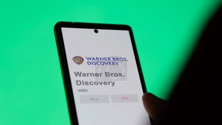 Téléchargez les photos : 04 avril 2024. Le logo de Warner Bros. Découverte à l'écran d'un échange. Prix des actions Warner Bros Discovery, $WBD sur un appareil. - en image libre de droit