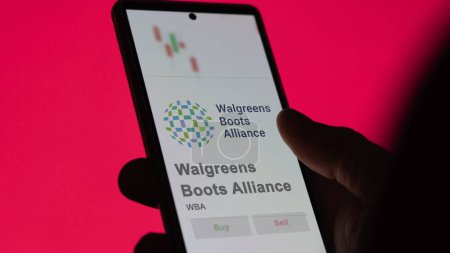 Téléchargez les photos : 04 avril 2024. Le logo de Walgreens Boots Alliance sur l'écran d'un échange. Walgreens Boots Alliance stock de prix, $WBA sur un appareil. - en image libre de droit