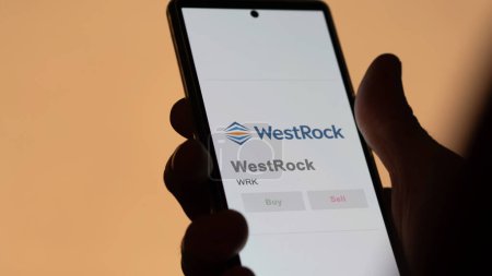 Téléchargez les photos : 04 avril 2024. Le logo de WestRock sur l'écran d'un échange. Bourses WestRock, $WRK sur un appareil. - en image libre de droit