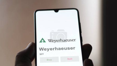 Téléchargez les photos : 04 avril 2024. Le logo de Weyerhaeuser sur l'écran d'un échange. Stocks de prix Weyerhaeuser, $WY sur un appareil. - en image libre de droit
