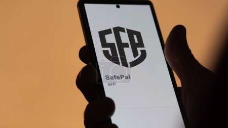 Téléchargez les photos : 20 avril 2024, Shanghai, Chine. Gros plan sur le logo de (SFP) SafePal à l'écran d'un échange. (SFP) Stocks de prix SafePal, $SFP sur un appareil. - en image libre de droit