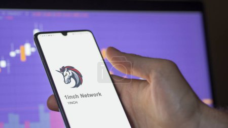 Foto de Primer plano en el logotipo de (1INCH) 1inch Network en la pantalla de un intercambio. (1INCH) 1inch Existencias de precios de red, $1INCH en un dispositivo. - Imagen libre de derechos