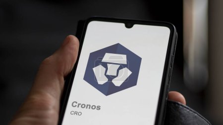 Foto de Primer plano en el logotipo de (CRO) cronos en la pantalla de un intercambio. (CRO) cronos acciones de precios, $CRO en un dispositivo. - Imagen libre de derechos