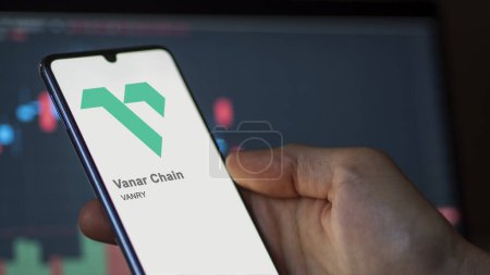 Foto de Primer plano en el logotipo de (VANRY) Vanar Chain en la pantalla de un intercambio. (VANRY) Vanar Cadena de acciones de precios, $VANRY en un dispositivo. - Imagen libre de derechos