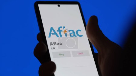 Foto de 09 de abril de 2024, Columbus, Georgia. Primer plano en el logotipo de Aflac en la pantalla de un intercambio. Acciones de precios de Aflac, $AFL en un dispositivo. - Imagen libre de derechos