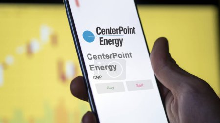 Téléchargez les photos : 09 avril 2024, Houston, Texas. Gros plan sur le logo de CenterPoint Energy à l'écran d'un échange. Stocks de prix CenterPoint Energy, $CNP sur un appareil. - en image libre de droit