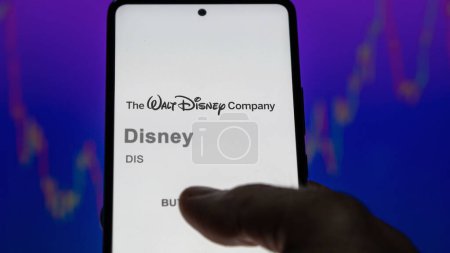 Téléchargez les photos : 09 avril 2024, Burbank, Californie. Gros plan sur le logo de Disney à l'écran d'un échange. Stocks Disney, DIS $sur un appareil. - en image libre de droit