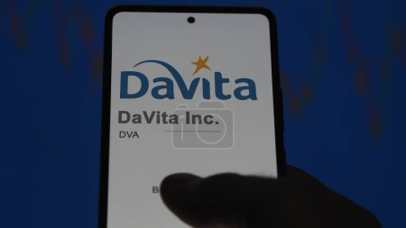 Téléchargez les photos : 09 avril 2024, Denver, Colorado. Gros plan sur le logo de DaVita Inc. à l'écran d'un échange. DaVita Inc actions de prix, $DVA sur un appareil. - en image libre de droit