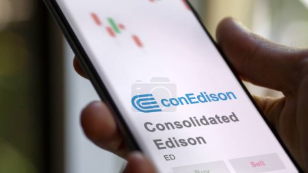 Téléchargez les photos : 09 avril 2024, New York City, New York. Gros plan sur le logo de Consolidated Edison sur l'écran d'un échange. Stocks de prix consolidés Edison, $ED sur un appareil. - en image libre de droit