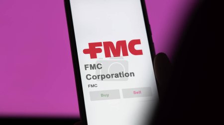 Foto de 09 de abril 2024, Filadelfia, Pensilvania. Primer plano en el logotipo de FMC Corporation en la pantalla de un intercambio. acciones de precios de FMC Corporation, $FMC en un dispositivo. - Imagen libre de derechos