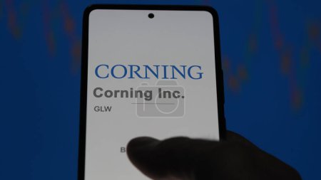 Foto de 09 de abril de 2024, Corning, Nueva York. Primer plano en el logotipo de Corning Inc. en la pantalla de un intercambio. Corning Inc acciones de precios, $GLW en un dispositivo. - Imagen libre de derechos