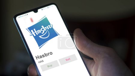 Téléchargez les photos : 09 avril 2024, Pawtucket, Rhode Island. Gros plan sur le logo de Hasbro sur l'écran d'un échange. Stocks de Hasbro, $HAS sur un appareil. - en image libre de droit