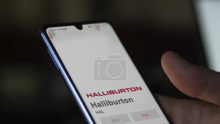 Foto de 09 de abril de 2024, Houston, Texas. Primer plano en el logotipo de Halliburton en la pantalla de un intercambio. acciones de precios Halliburton, $HAL en un dispositivo. - Imagen libre de derechos