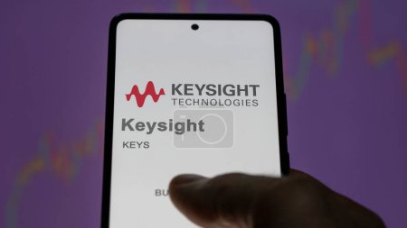 Foto de 09 de abril de 2024, Santa Rosa, California. Primer plano en el logotipo de Keysight en la pantalla de un intercambio. Acciones de precios de Keysight, $KEYS en un dispositivo. - Imagen libre de derechos