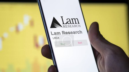 Téléchargez les photos : 09 avril 2024, Fremont, Californie. Gros plan sur le logo de Lam Research à l'écran d'un échange. Lam Research actions de prix, $LRCX sur un appareil. - en image libre de droit